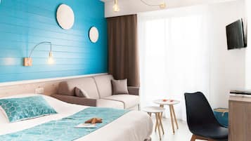 Habitación cuádruple Confort, 1 cama doble con sofá cama, no fumadores, vistas a la ciudad | 1 dormitorio, colchones Select Comfort, mobiliario individual