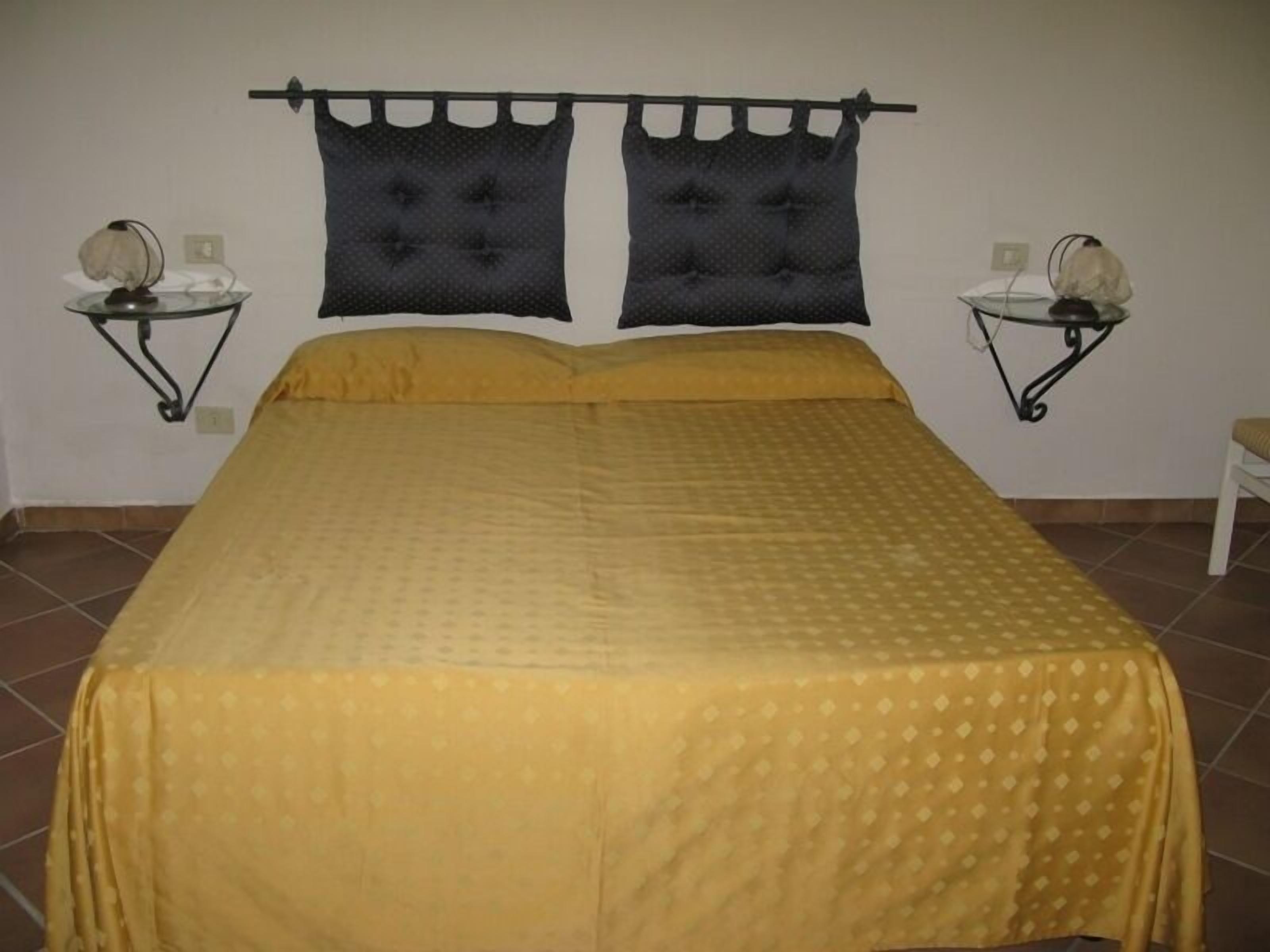 studio | minibar, in-room safe, desk, cots/infant beds