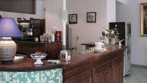 Eine Küche mit Holzausstattung, einer Kaffeemaschine und einem Kühlschrank.