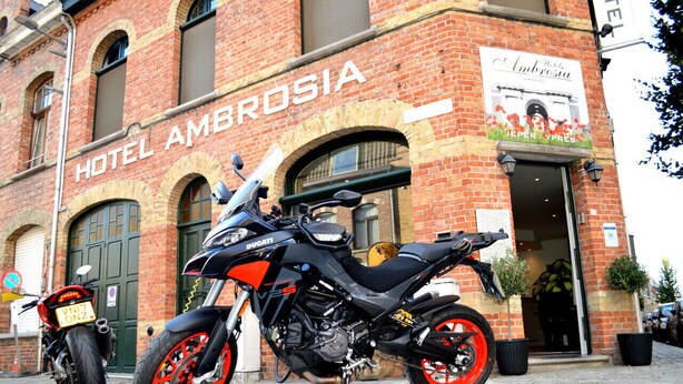 A brick building with a sign reading "HOTEL AMBROSIA". - Hotel Ambrosia (Ypres)