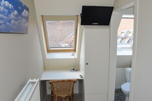 Single Room | Desk, laptop workspace, free WiFi, bed sheets