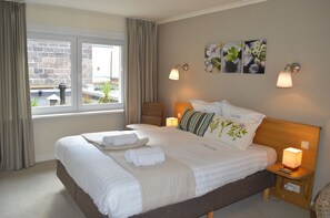 Desk, laptop workspace, free WiFi, bed sheets - Hotel Ambrosia (Ypres)