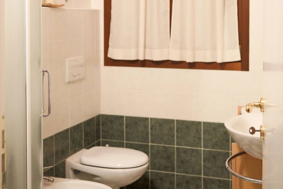 Doppel- oder Zweibettzimmer | Badezimmer | Dusche, kostenlose Toilettenartikel, Haartrockner, Bidet