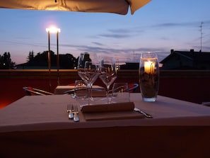 Frühstück, Abendessen, lokale Küche, Blick auf den Garten