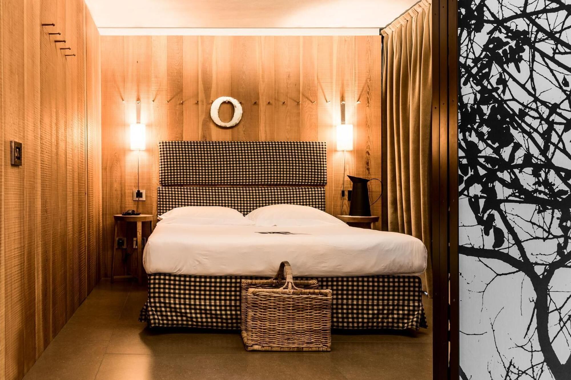 2 bedrooms, pillow-top beds, minibar, in-room safe