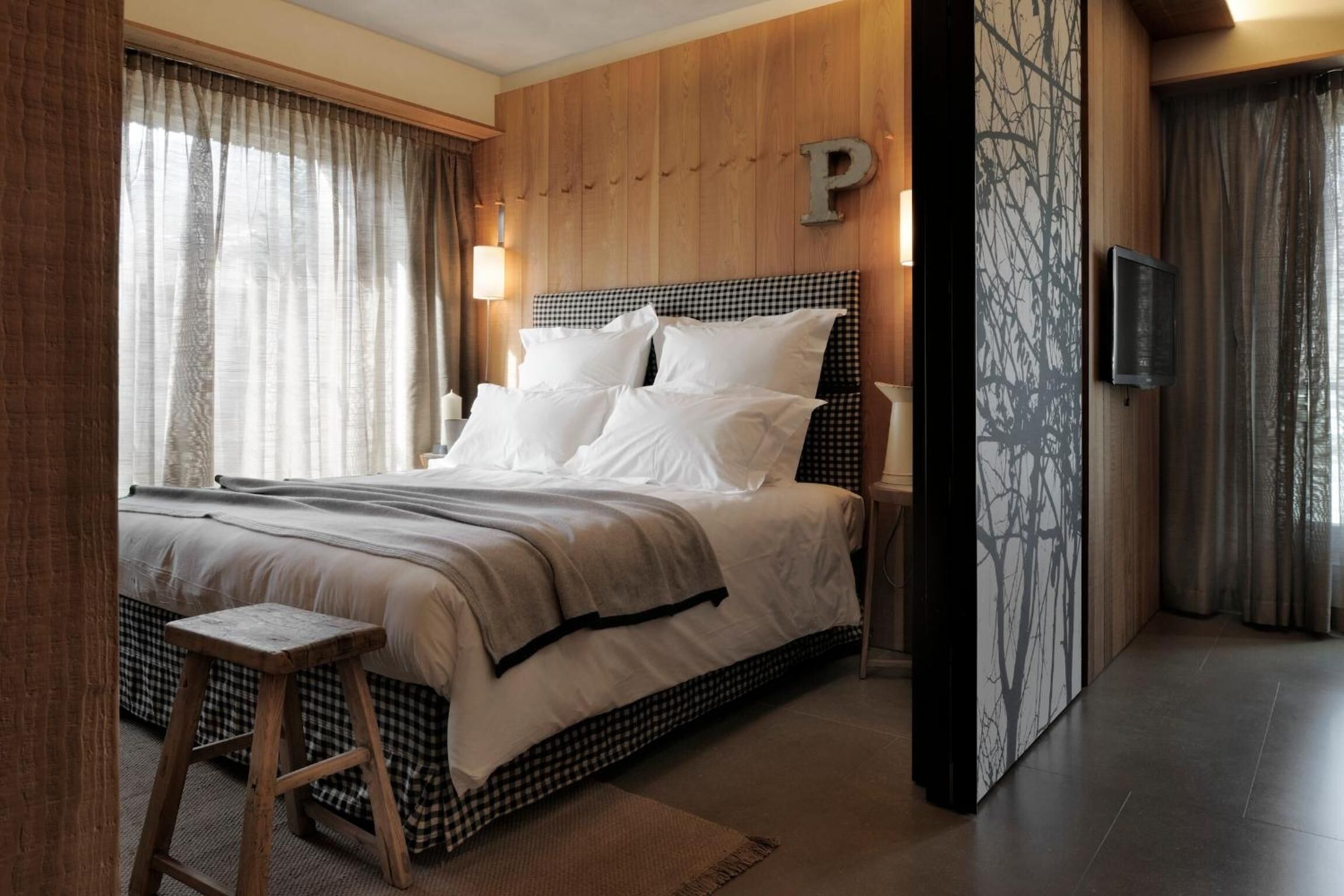 2 bedrooms, pillow-top beds, minibar, in-room safe