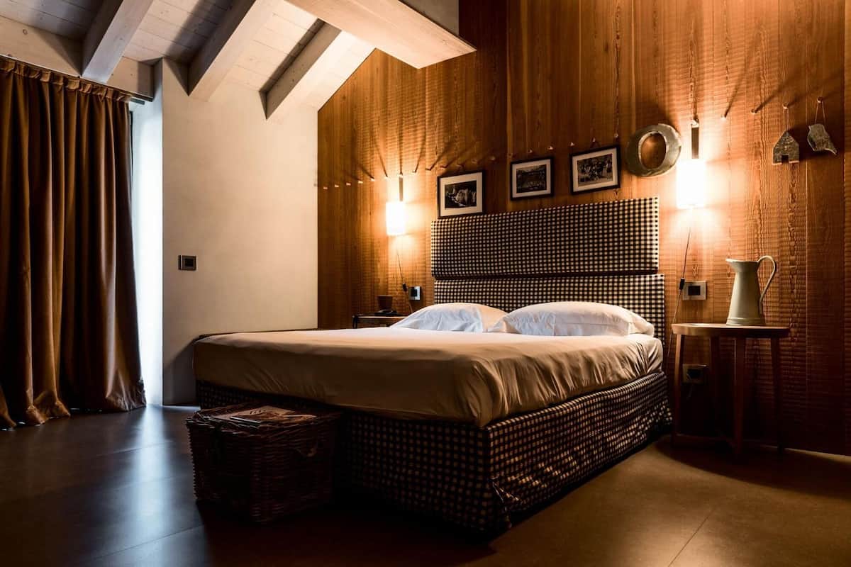 2 bedrooms, pillow-top beds, minibar, in-room safe