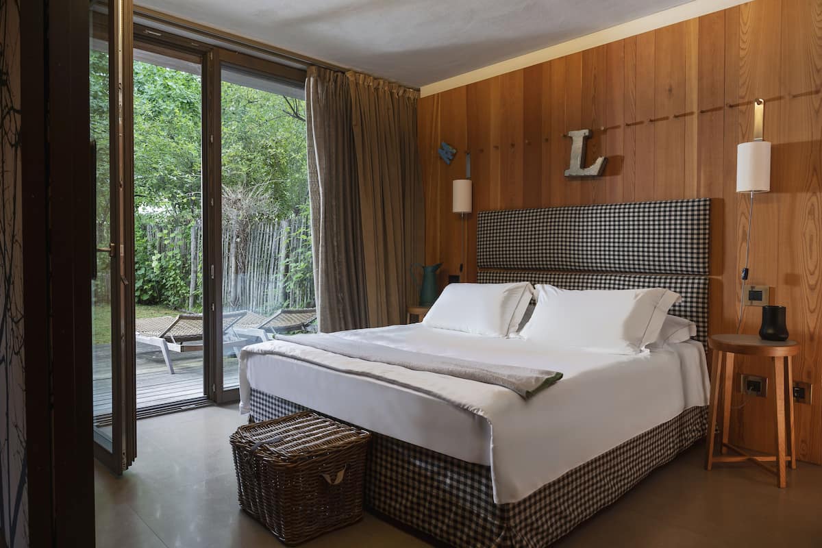 suite | 2 bedrooms, pillow-top beds, minibar, in-room safe