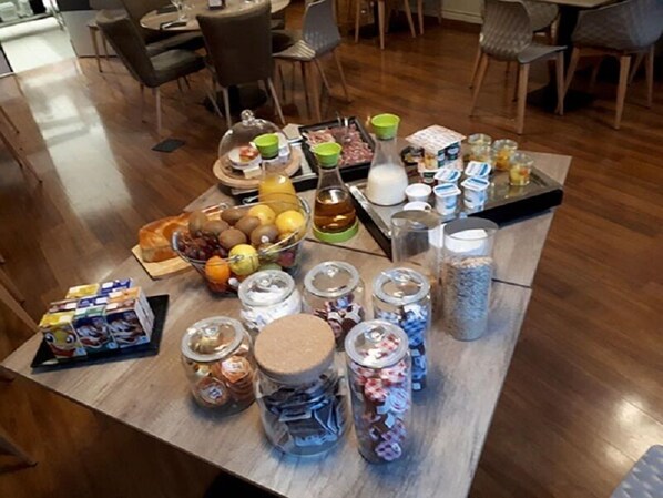 Petit déjeuner continental servi les week-ends (10 EUR par personne)