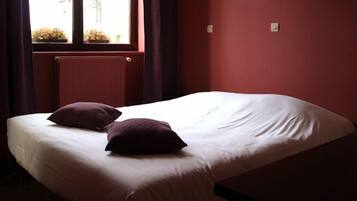 Habitación doble Confort, 1 cama matrimonial, baño privado | Wifi gratis y ropa de cama