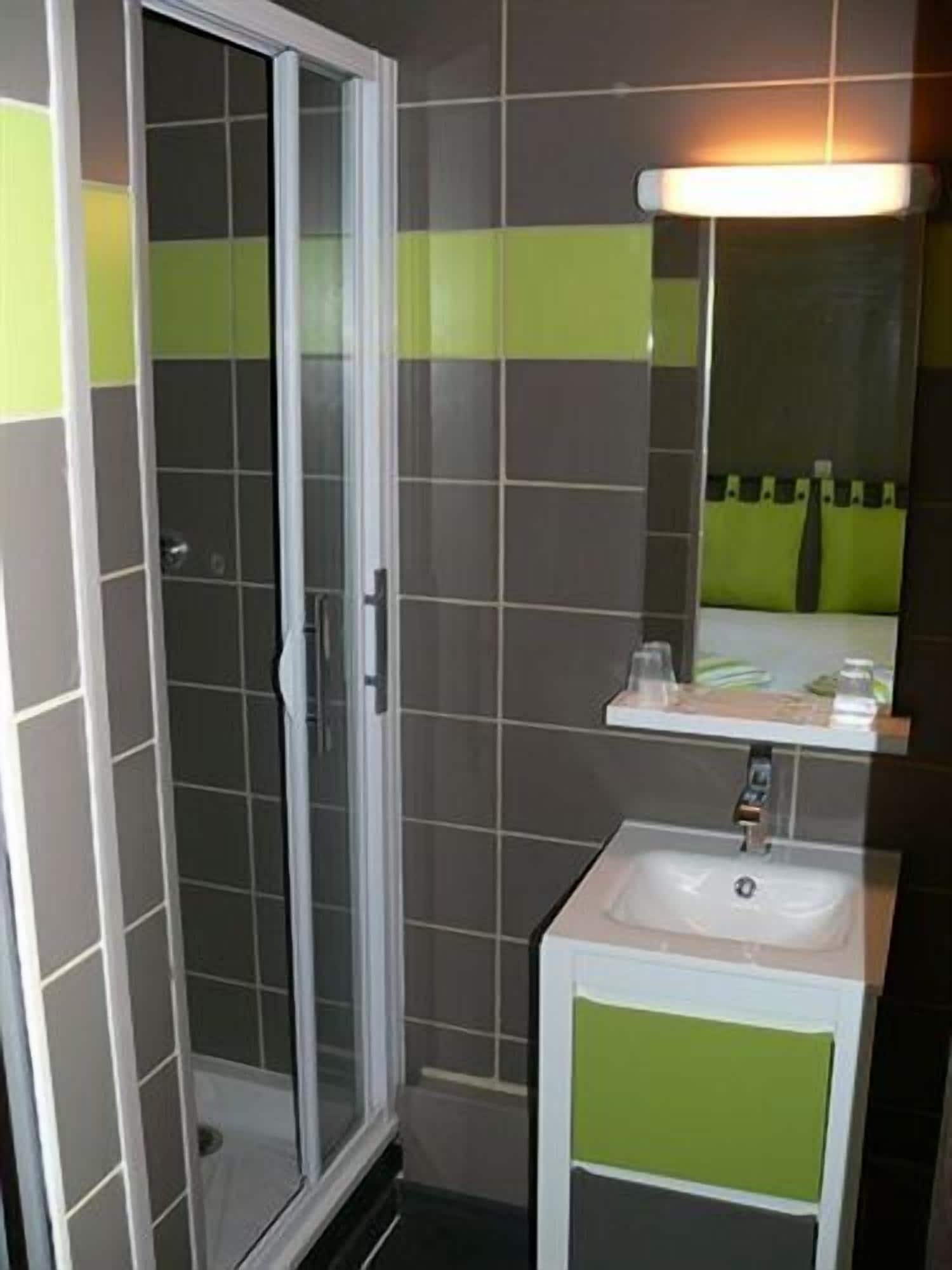 Comfort-Doppelzimmer, 1 Doppelbett, eigenes Bad | Badezimmer | Dusche, Regendusche, kostenlose Toilettenartikel