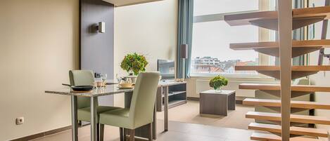 Khu vực ăn uống tại phòng