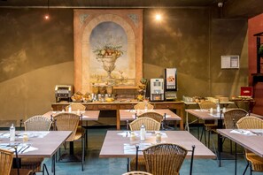 Desayuno buffet (EUR 16 por persona)