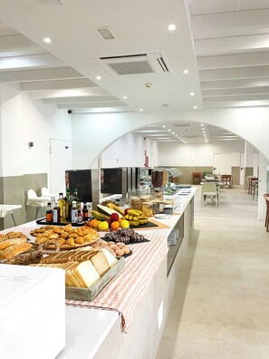 Se ofrece un desayuno bufé todos los días (por un coste adicional)