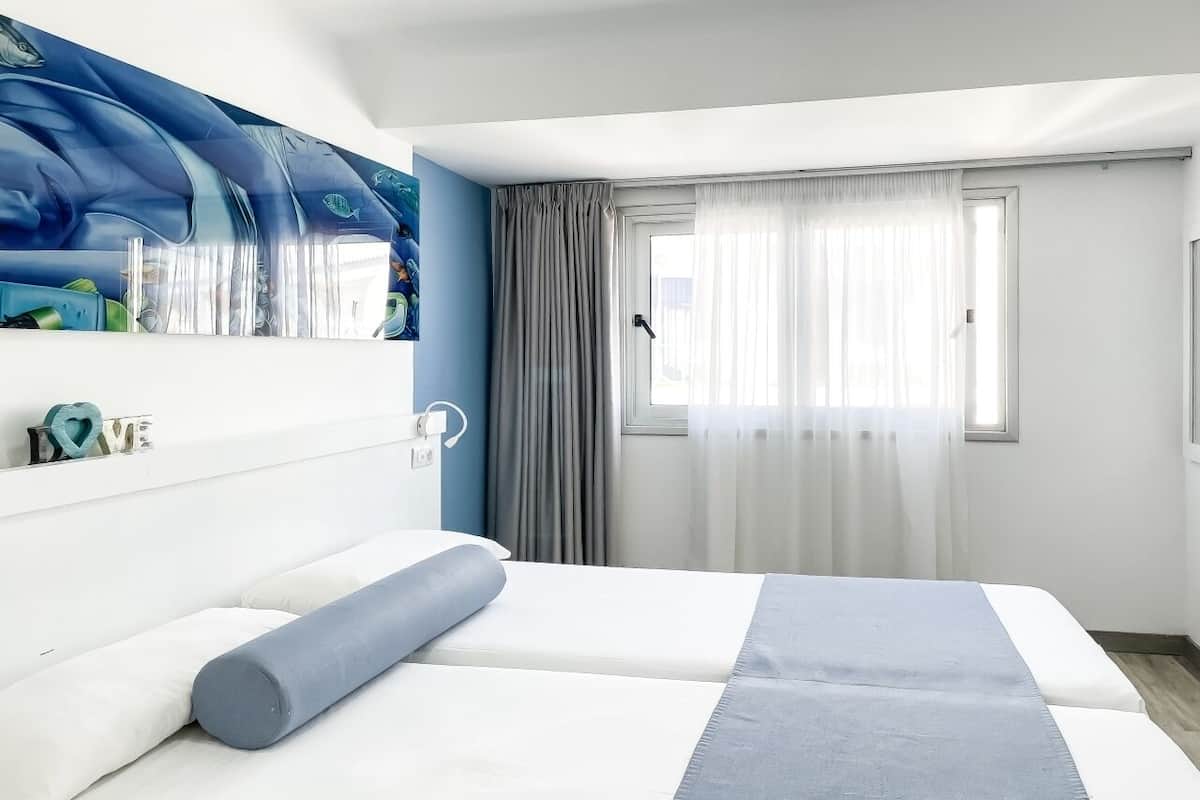 In-room safe, blackout curtains, free WiFi, bed sheets