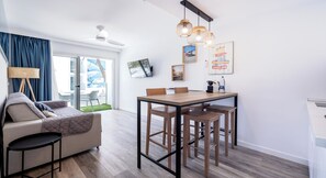 Apartamento Sweet Home con vistas a la piscina o jardín (sin limpieza) | Zona de estar