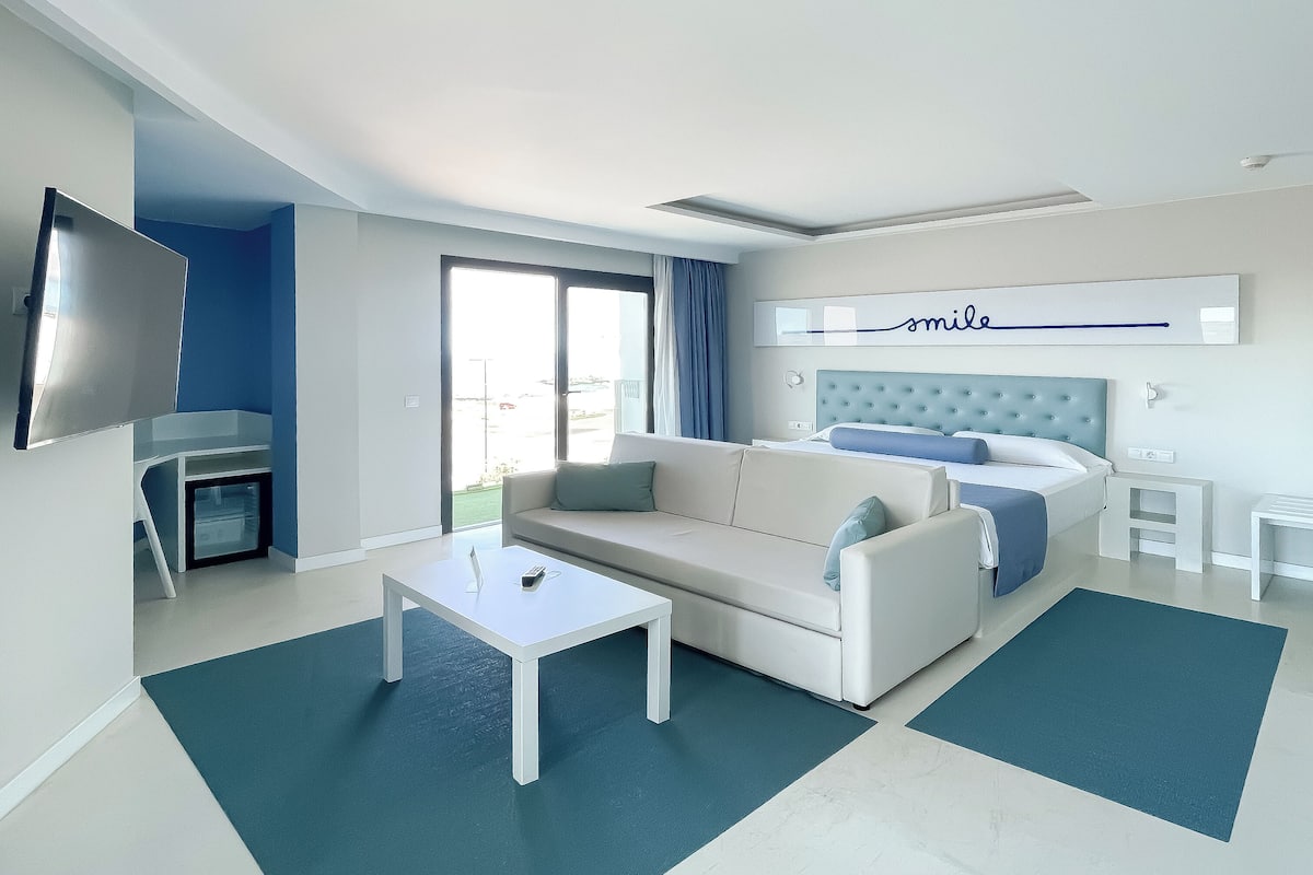 studio suite | 1 bedroom, in-room safe, blackout curtains, free wifi