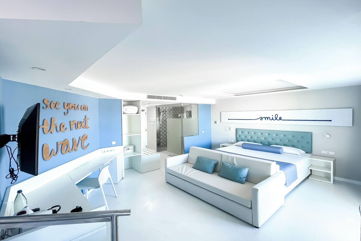 studio suite | 1 bedroom, in-room safe, blackout curtains, free wifi