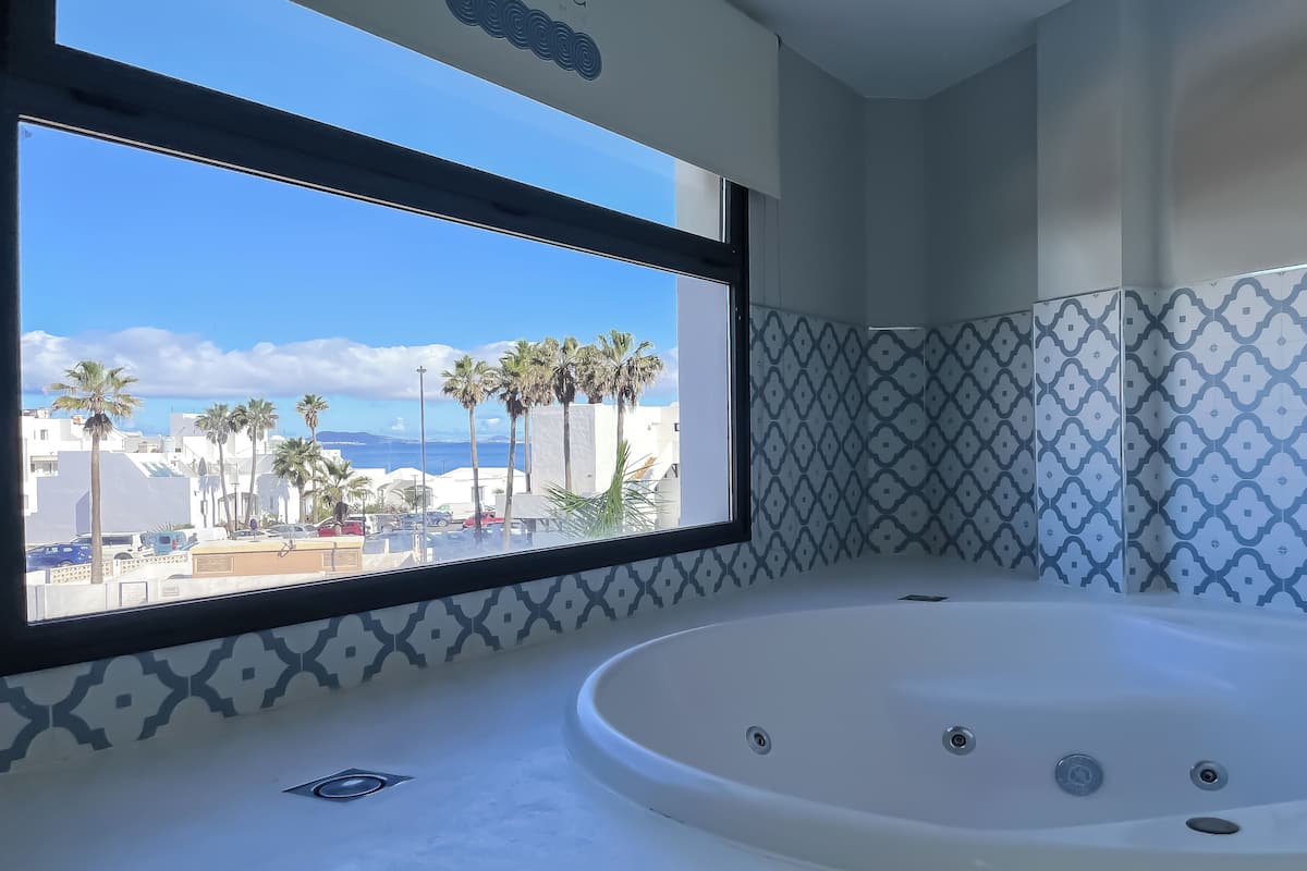 Studio Suite | Jetted bathtub