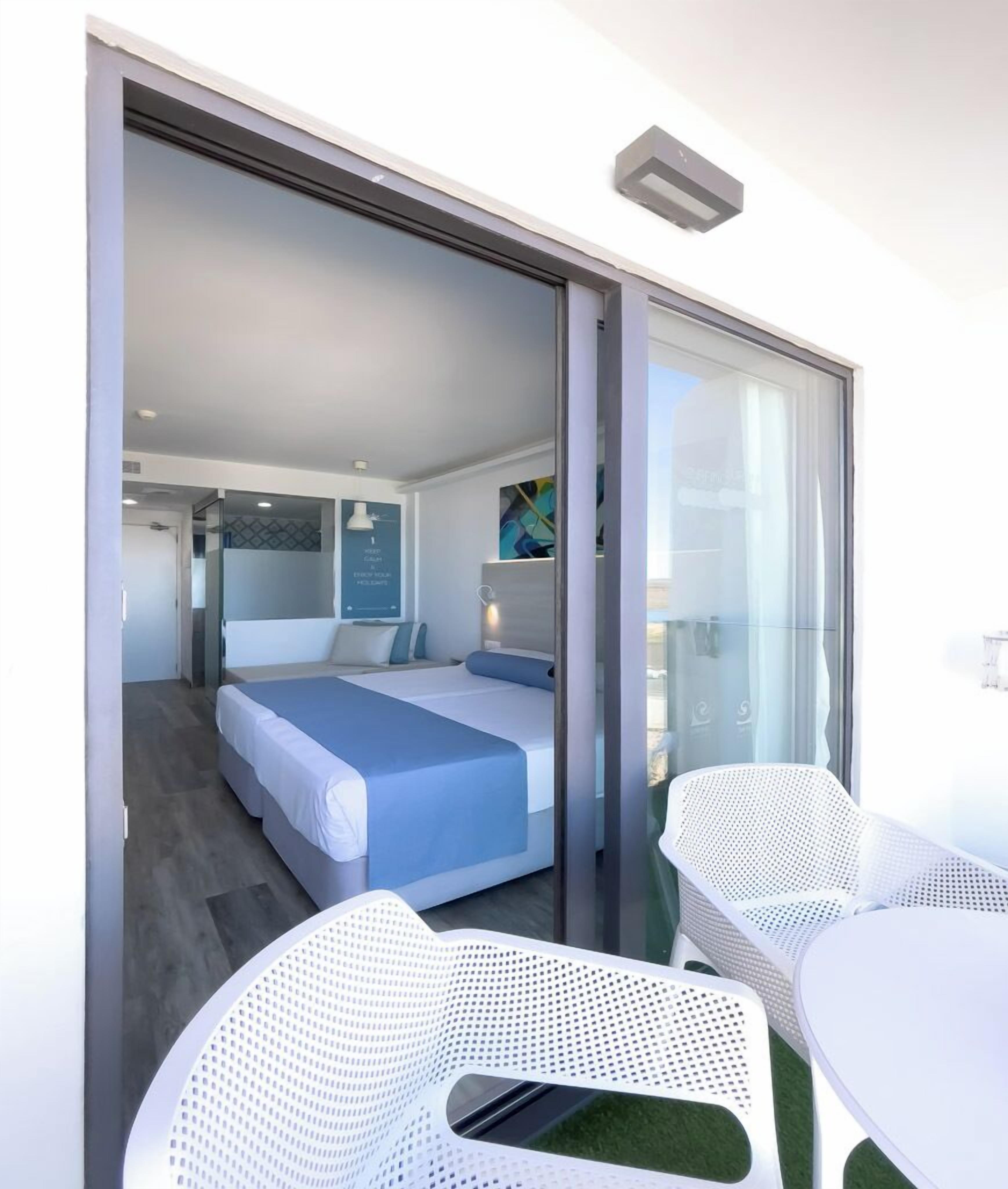 Surfing Dreams, Sea View | In-room safe, blackout curtains, free WiFi, bed sheets