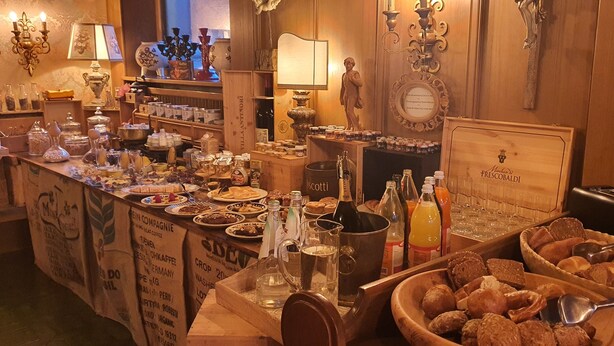 Ein reichhaltiges Buffet mit verschiedenen Speisen, Getränken und Soßen.