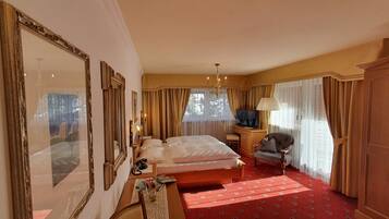 Phòng Suite Junior | 1 phòng ngủ, két bảo mật tại phòng, bàn