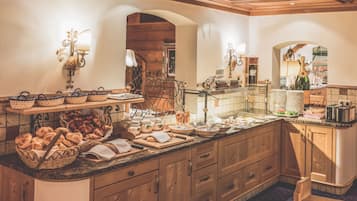 Café da manhã com pratos da culinária local grátis todos os dias