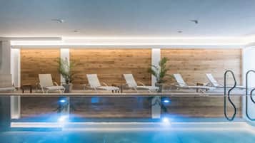 Piscina interna, espreguiçadeiras