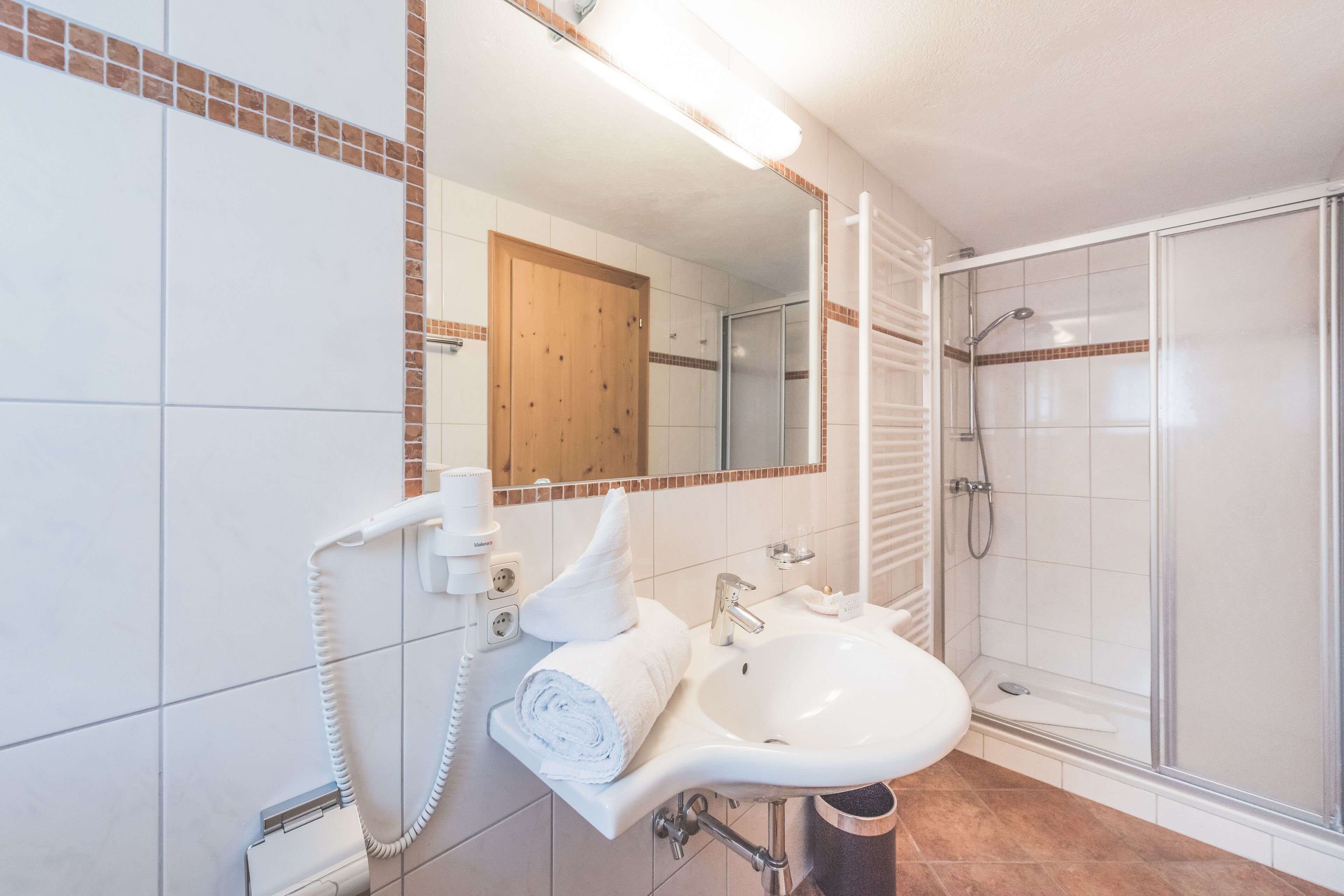 single room | in-room safe, desk, free wifi