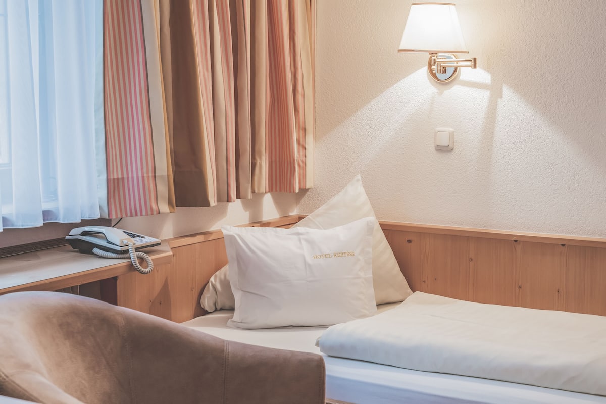 single room | in-room safe, desk, free wifi