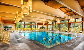 Una piscina techada, sillones reclinables de piscina