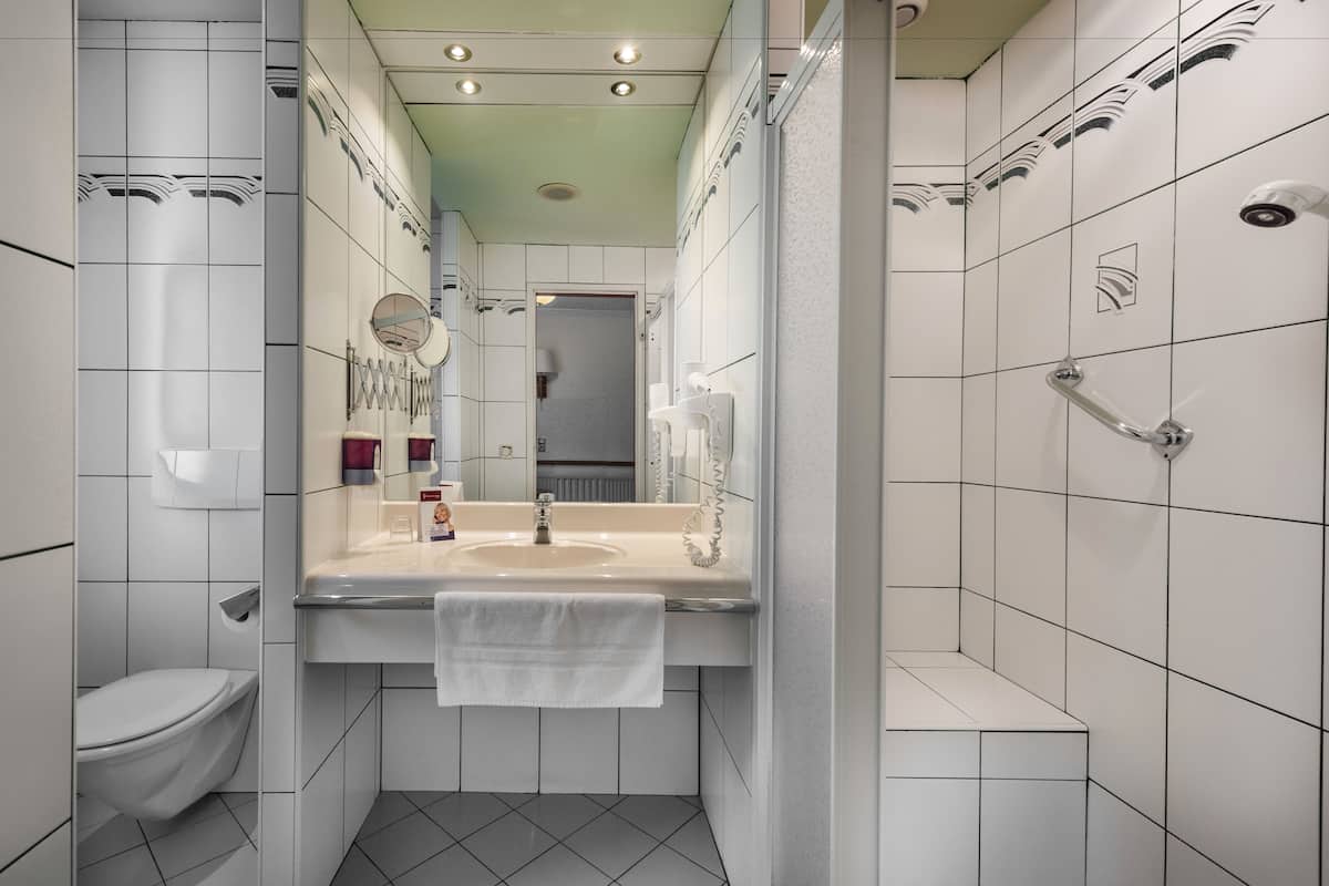 comfort single room, balcony, garden view | bathroom | hair dryer, bathrobes, slippers, towels