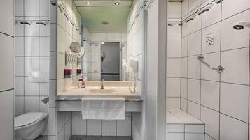 Ein modernes Badezimmer mit Toilette, Waschbecken und Dusche.