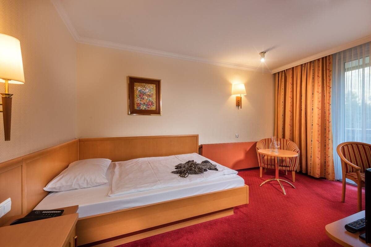 comfort single room, balcony, garden view | in-room safe, desk, free wifi, bed sheets
