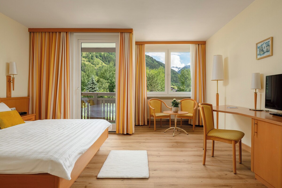 Habitación Confort doble, balcón, vistas a la montaña | Caja fuerte, escritorio, wifi gratis y ropa de cama