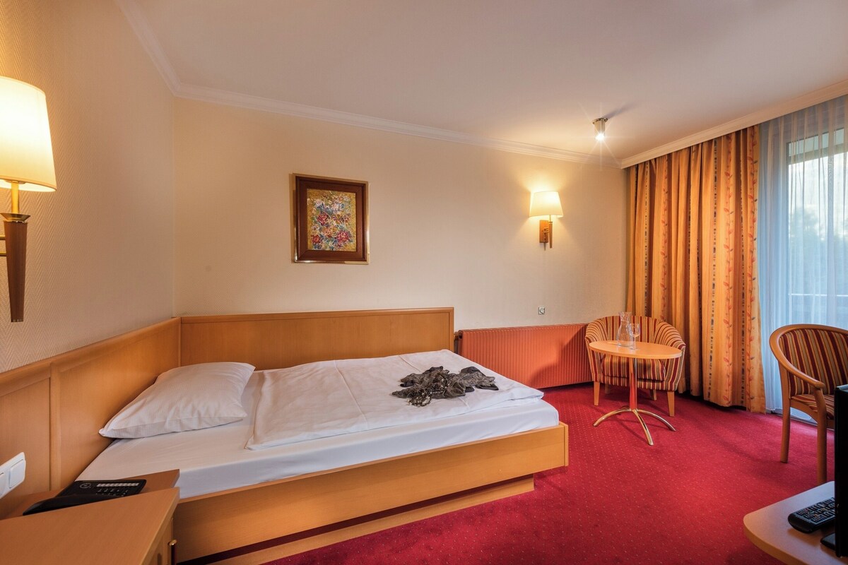 Habitación individual Confort, balcón, vistas al jardín | Caja fuerte, escritorio, wifi gratis y ropa de cama