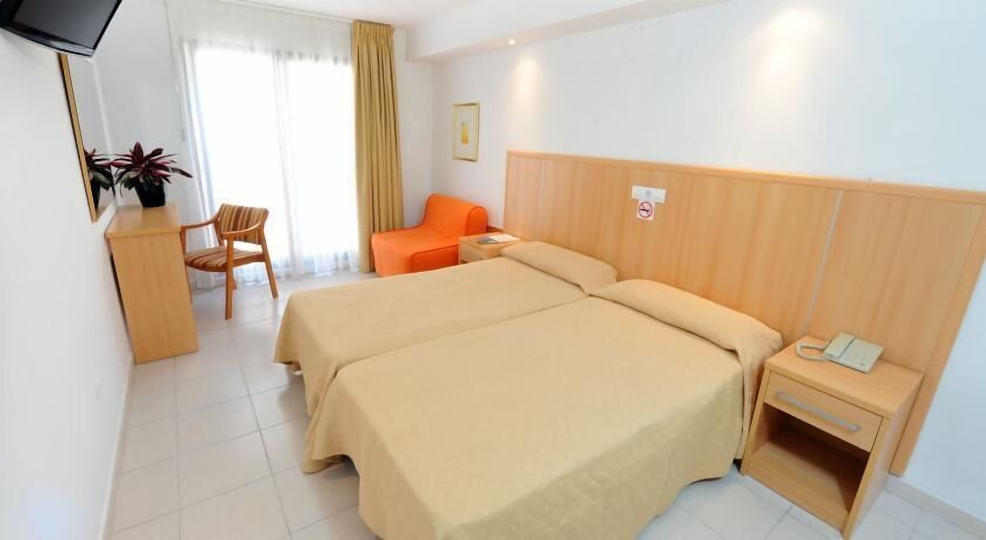 Desk, cribs/infant beds, free WiFi, bed sheets