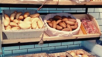 Petit déjeuner continental (6 EUR par personne)