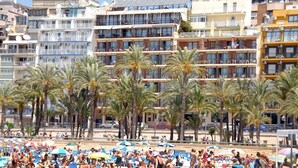 A hotel with multiple balconies and a beach in the background. - Hotel Montemar Benidorm (Benidorm)
