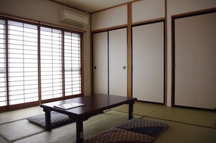 Habitación tradicional (Japanese Private) | Edredones de plumas, wifi gratis, ropa de cama