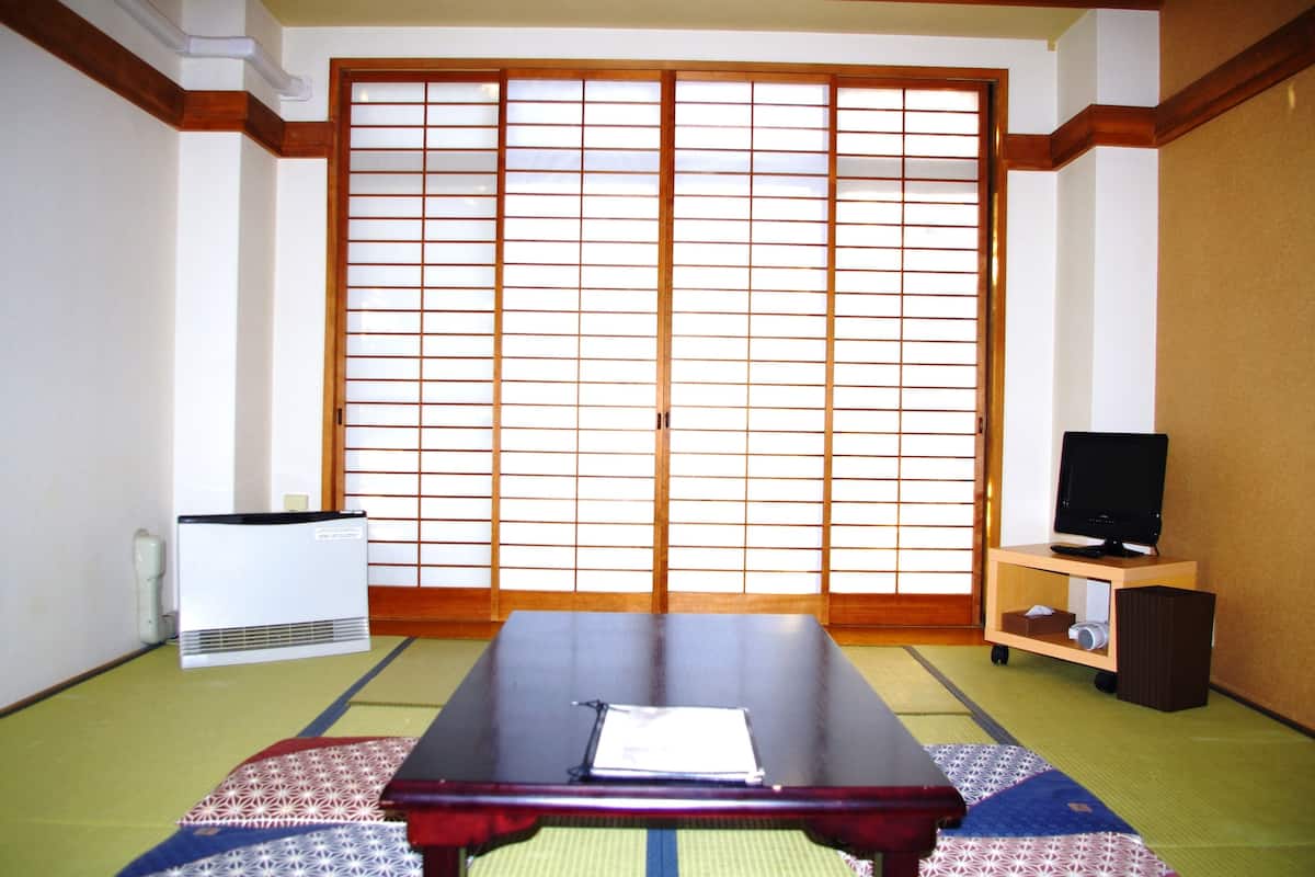 Habitación tradicional, baño privado (Adult 3-4) | Edredón, cortinas blackout, wifi gratis y ropa de cama