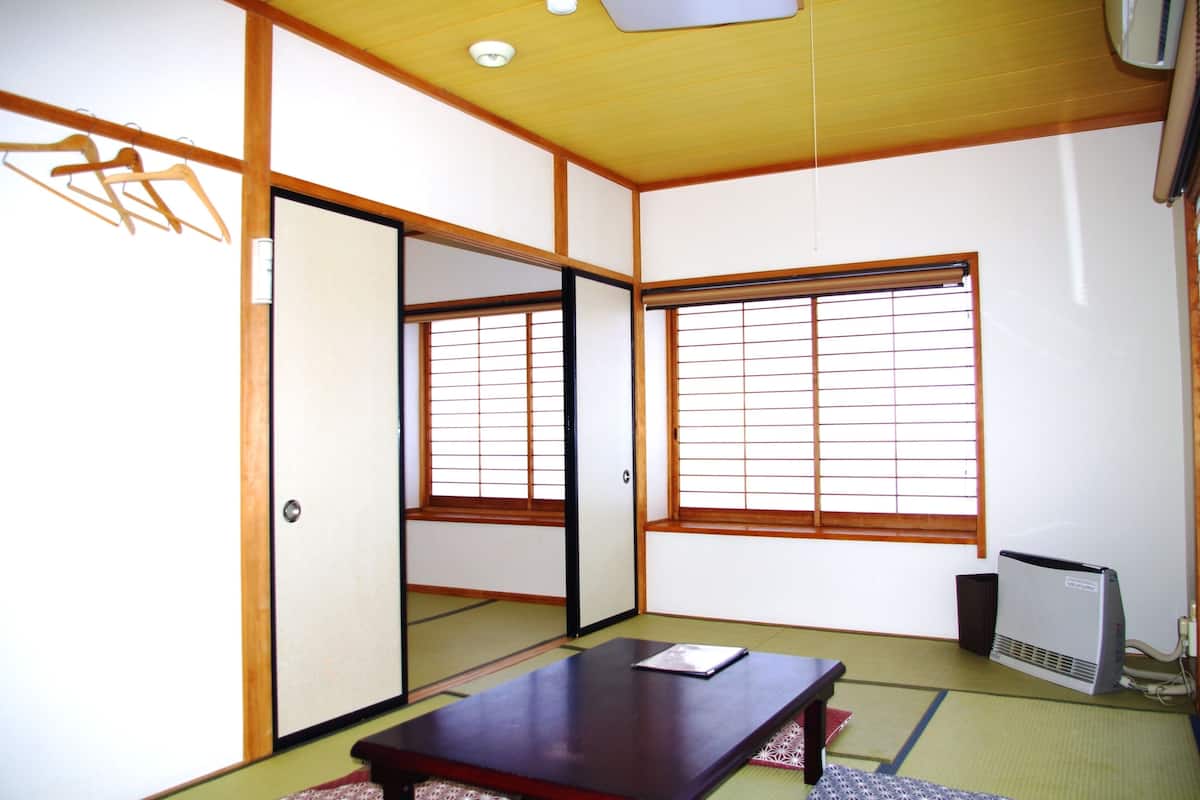 Habitación (ファミリー和室) | Edredón, cortinas blackout, wifi gratis y ropa de cama