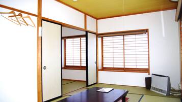 Japanese Private Family 4-6 | Down comforters, blackout drapes, free WiFi, bed sheets