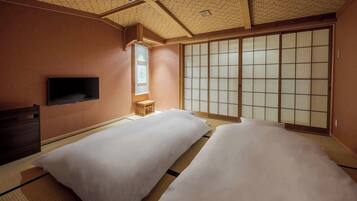 Casa tradicional, 1 habitación, cocina, vista al jardín | 1 habitación, edredón y caja de seguridad en la habitación