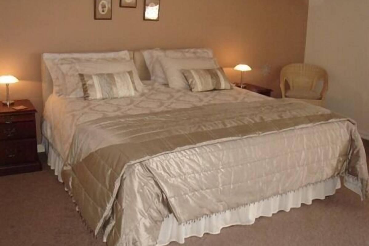Double Room, Ensuite | Iron/ironing board (on request), WiFi (free)