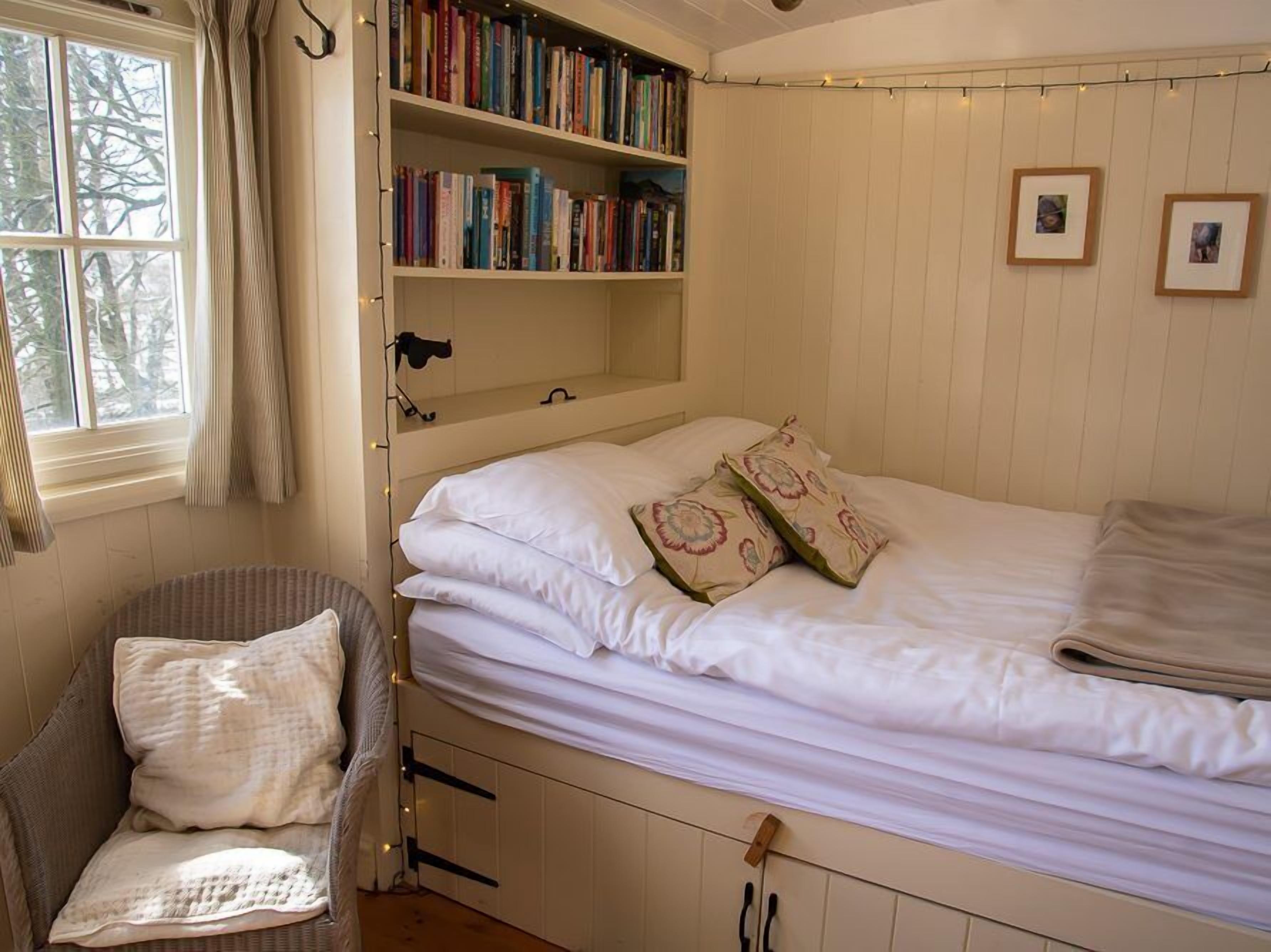 Romantic Room, Ensuite, Courtyard View (The Hut on the Hill)