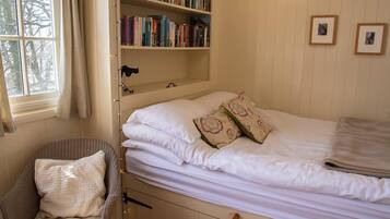 Romantic Room, Ensuite, Courtyard View (The Hut on the Hill)