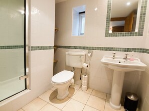 A bathroom with a toilet, sink, and shower. - Rushop Hall (Buxton)