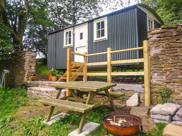 Romantic Room, Ensuite (The Hut on the Hill) | Exterior - Rushop Hall (Buxton)