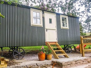 Romantic Room, Ensuite, Courtyard View (The Hut on the Hill) | Exterior - Rushop Hall (Buxton)
